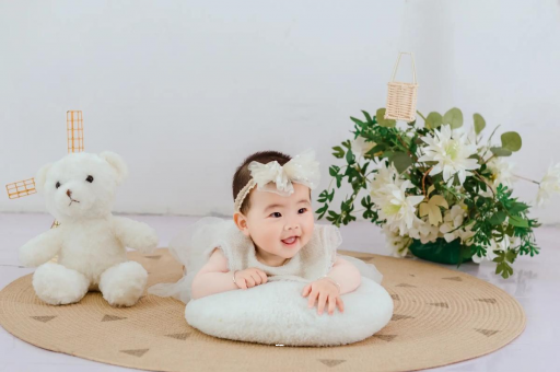 嘉鱼宝宝三个月翻身