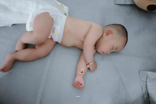 嘉鱼几个月宝宝会抬头